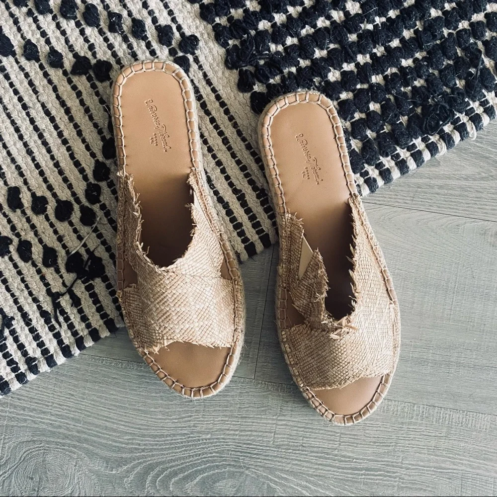 Universal Thread Natural Tan Frayed Espadrille Slide Sandals